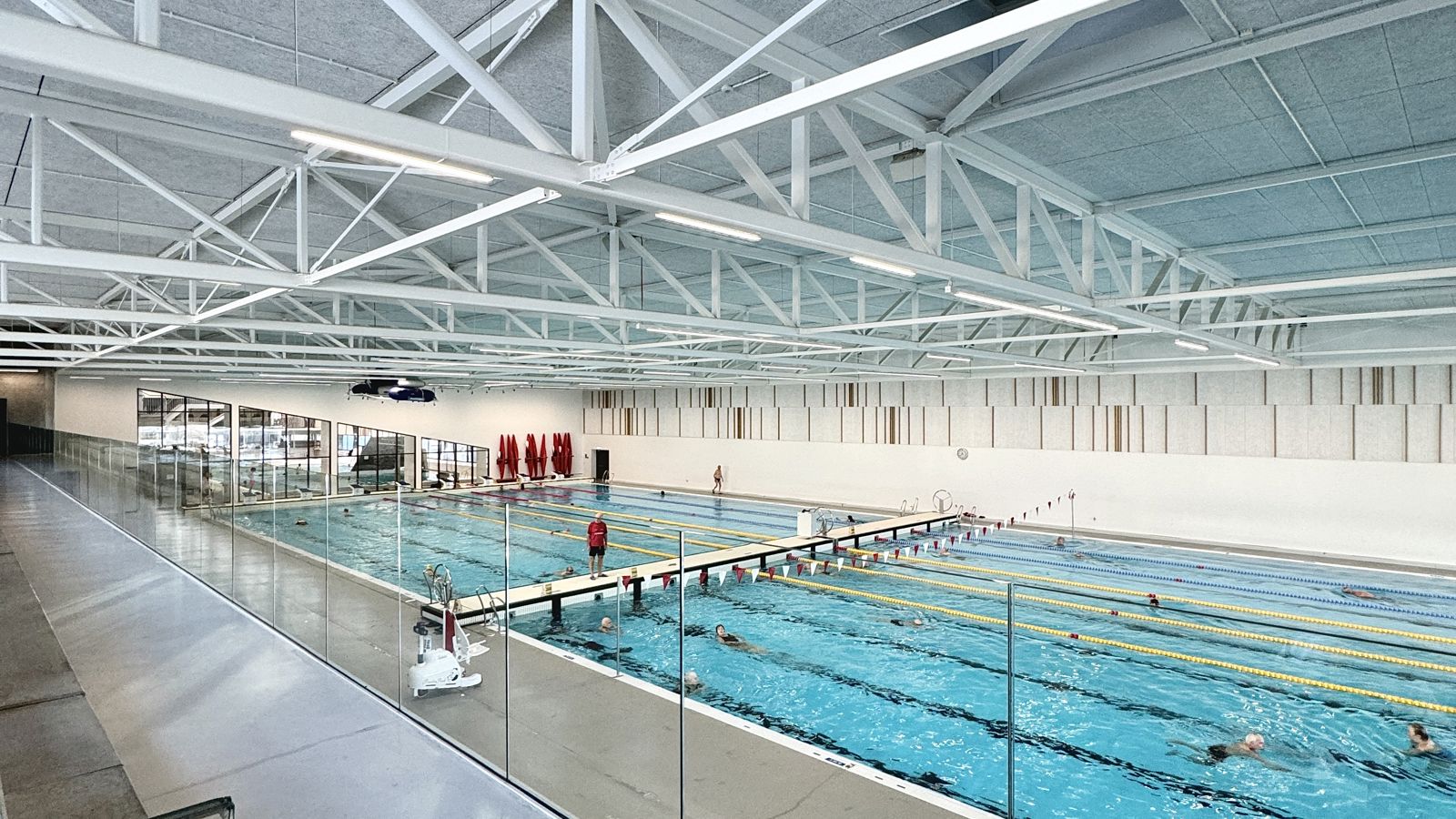 Sportsbassin svømmehallen.jpg